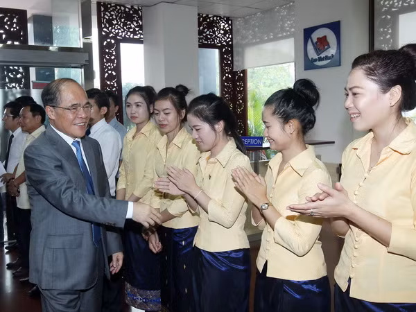 Chủ tịch Quốc hội gặp gỡ doanh nghiệp Việt sang đầu tư tại Lào ảnh 1
