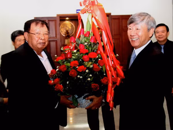 Đại sứ quán Việt Nam tại Lào mừng Xuân Giáp Ngọ 2014 ảnh 1