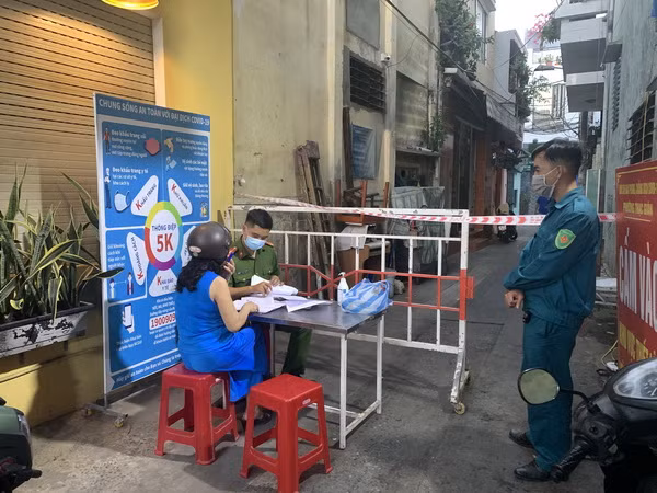 Đà Nẵng: Thêm 5 trường hợp dương tính lần một với SARS-CoV-2 ảnh 1