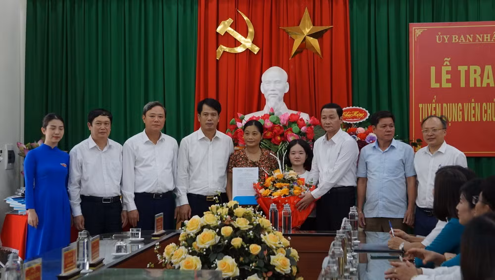 Cô gái không tay được tuyển dụng đặc cách làm giáo viên tiếng Anh ảnh 1