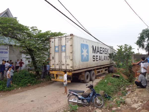Lái xe mất thăng bằng, hai cô gái bị xe container cán chết ảnh 1