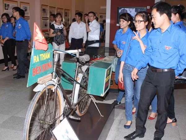 Khai mạc triển lãm “Những tấm gương bình dị mà cao quý” ảnh 1