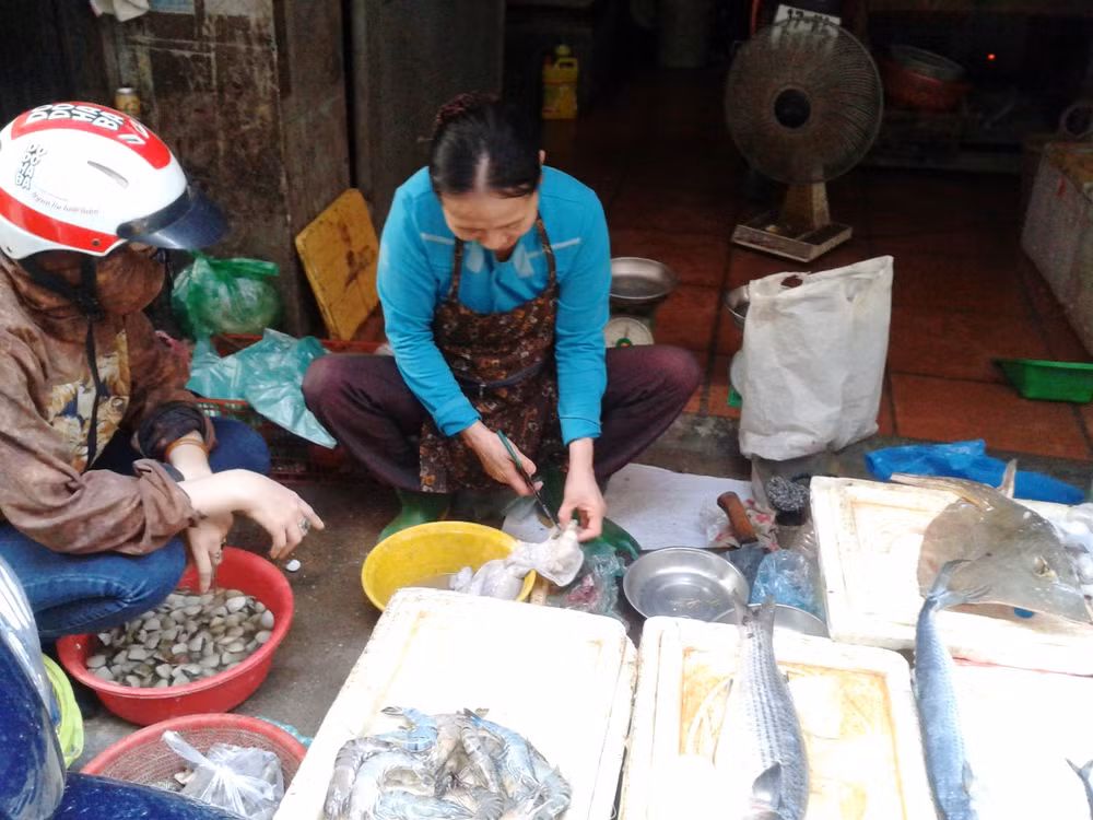 Cá chết trắng biển miền Trung, thị trường hải sản Hà Nội vẫn nhộn nhịp ảnh 2