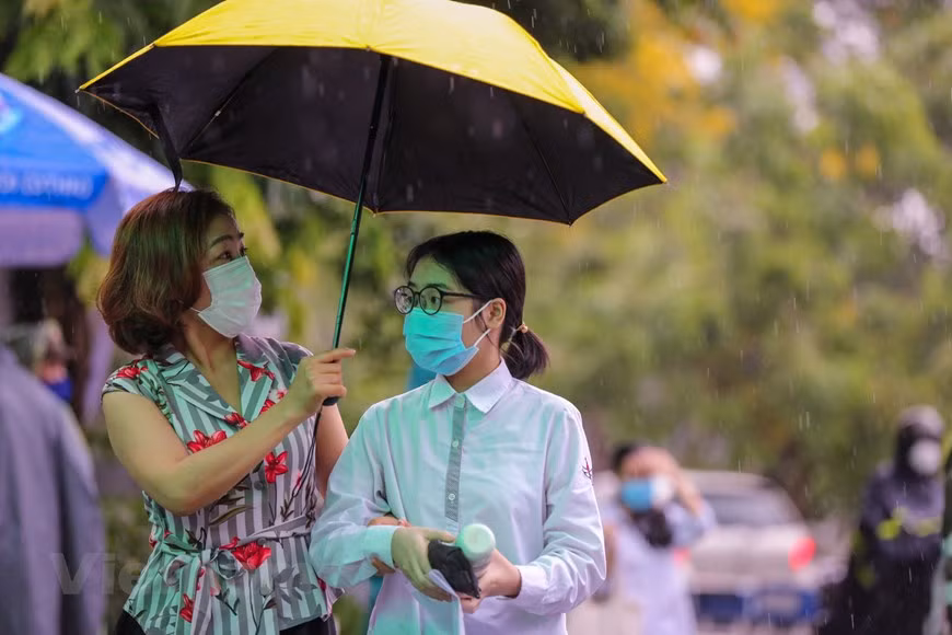 Hà Nội: Đề thi Toán và Lịch sử dễ, thí sinh kết thúc kỳ thi nhẹ nhàng ảnh 1