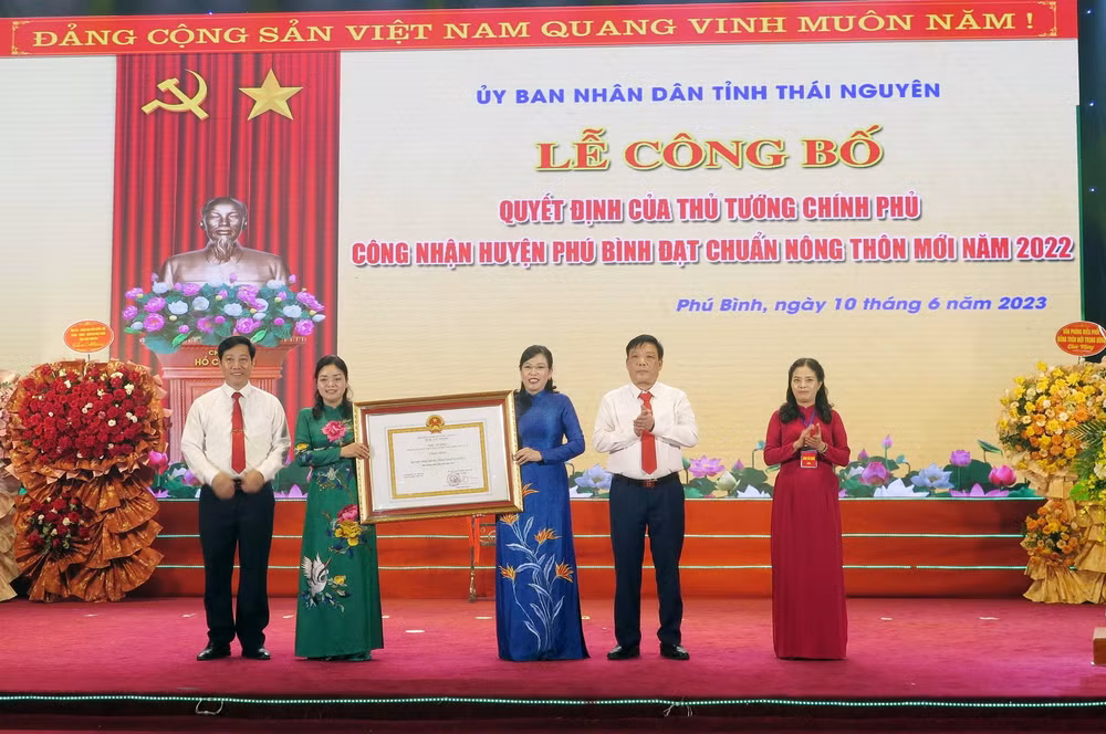 Huyện đầu tiên của Thái Nguyên được công nhận đạt chuẩn nông thôn mới ảnh 1