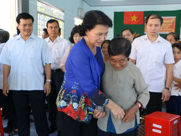 Chủ tịch Quốc hội dự Ngày hội Đại đoàn kết toàn dân tộc ở Bến Tre ảnh 1