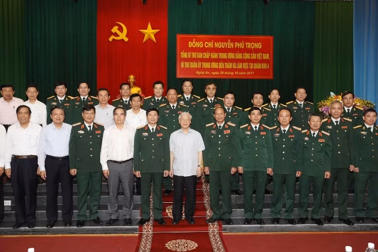 Tổng Bí thư Nguyễn Phú Trọng thăm, làm việc với Bộ Tư lệnh Quân khu 4 ảnh 1