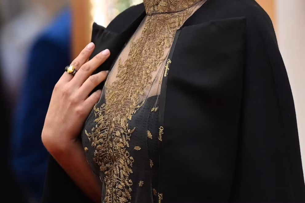 Natalie Portman gây sốc với chiếc áo đặc biệt tại lễ trao giải Oscar ảnh 1