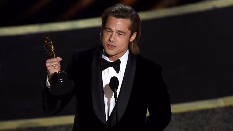 Brad Pitt nói đùa đụng chạm chính trị khi nhận tượng vàng Oscar ảnh 1