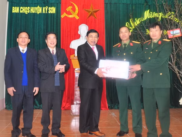 Nghệ An: Thăm, tặng quà Tết ở huyện biên giới Kỳ Sơn ảnh 2