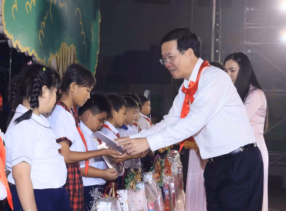 Chủ tịch nước dự Đêm hội trăng rằm-Lồng đèn thắp sáng ước mơ ảnh 2