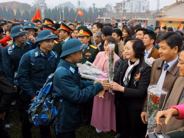 Hàng nghìn thanh niên các nơi nô nức lên đường nhập ngũ ảnh 1