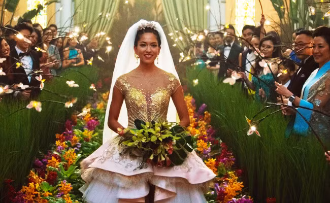 "Crazy Rich Asians" đại thắng, đánh bật cả "The Meg" và "Mile 22" ảnh 1