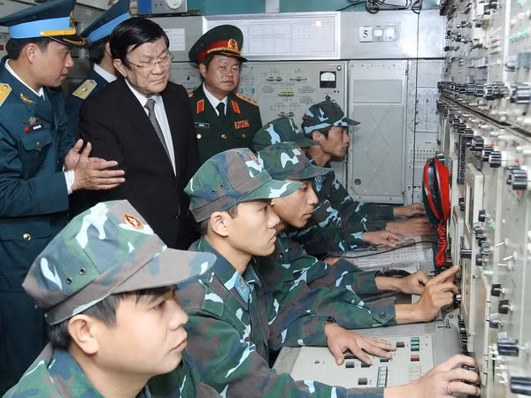 Chủ tịch nước đến thăm, chúc Tết Bộ đội phòng không ảnh 1