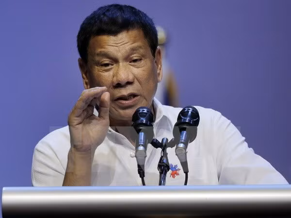 Ông Duterte dọa sẽ lại ném quan chức ăn cắp tiền cứu trợ khỏi máy bay ảnh 1