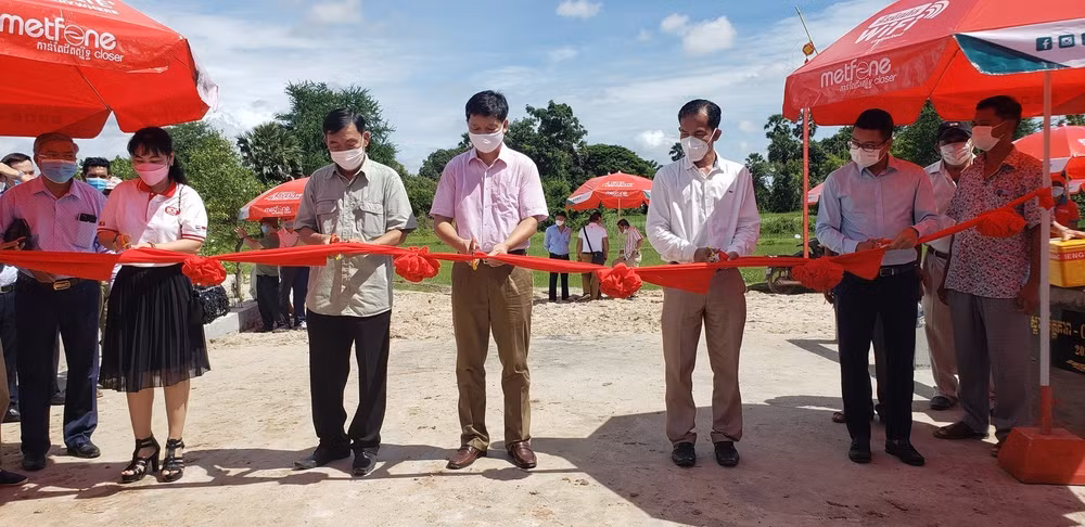Người Việt tại Campuchia hỗ trợ xây dựng cầu đường ở tỉnh Kampot ảnh 1