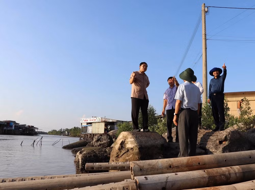 Kiểm tra tình hình sạt lở bờ sông, bờ biển tại tỉnh Cà Mau ảnh 2