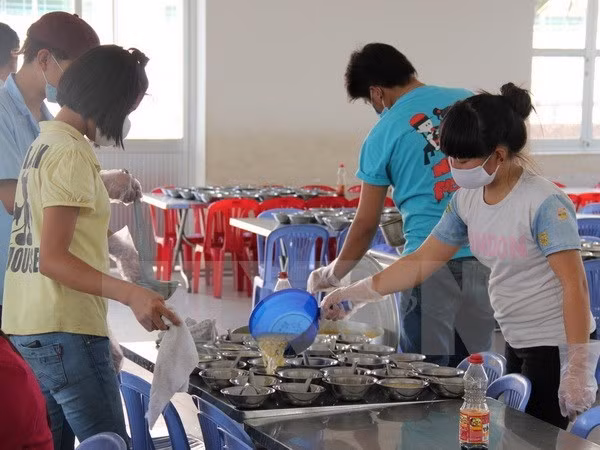 Mối lo mất an toàn thực phẩm từ những bữa ăn ca cho công nhân ảnh 1