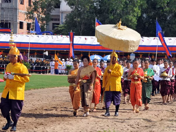 Campuchia tổ chức lễ hội “Vua đi cày” truyền thống ảnh 2