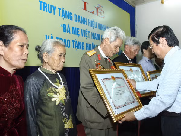 Trà Vinh: Tặng danh hiệu Mẹ Việt Nam anh hùng cho 62 mẹ ảnh 1