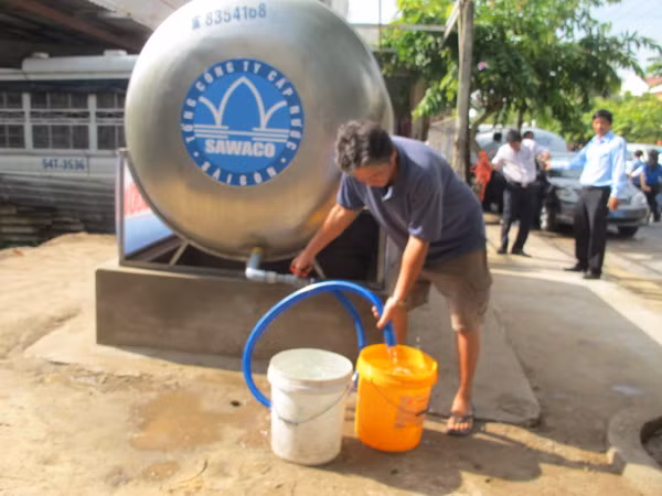 Cấp nước sạch cho hộ nghèo, gia đình chính sách ở TPHCM ảnh 1