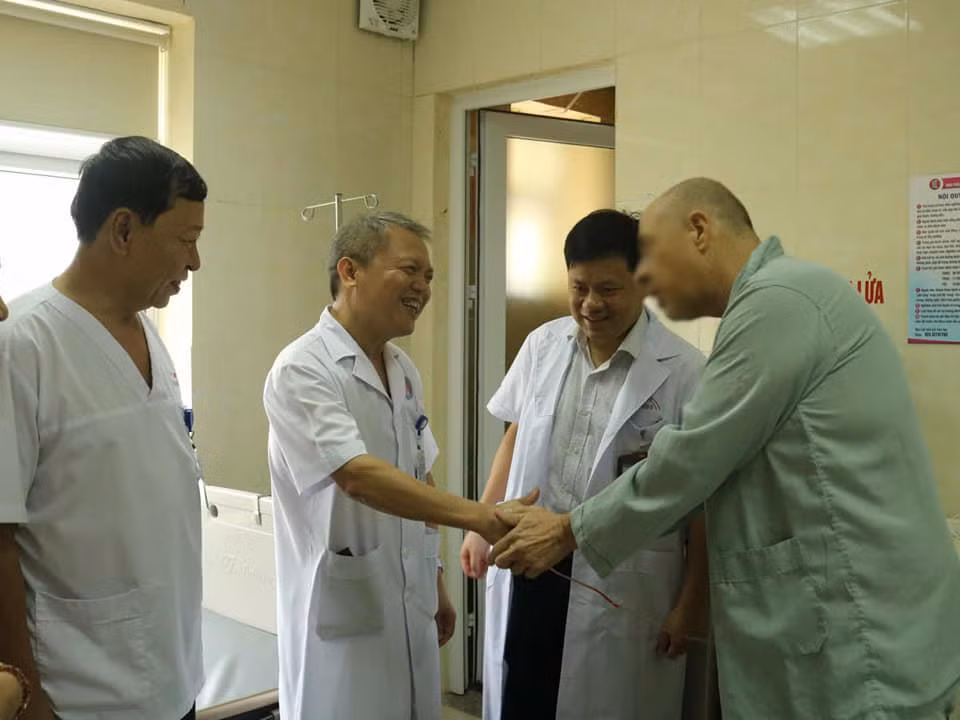 Mổ cấp cứu thành công một du khách người Mỹ bị sỏi thận ảnh 1