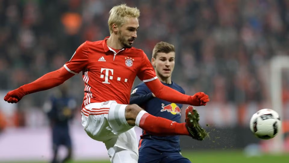 Mats Hummels lý giải về màu tóc vàng lạ lẫm ở trận đấu với RB Leipzig ảnh 5