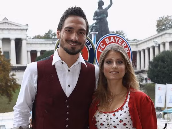 Mats Hummels lý giải về màu tóc vàng lạ lẫm ở trận đấu với RB Leipzig ảnh 2