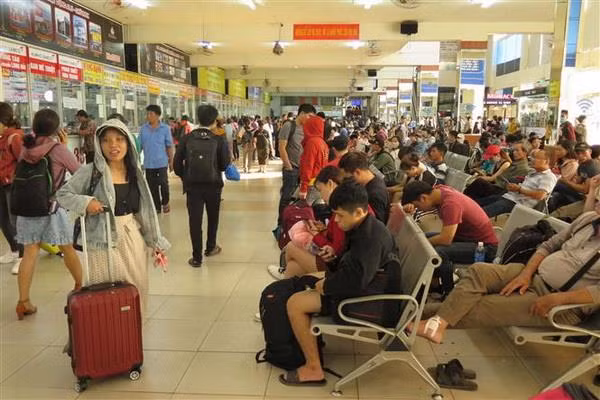 Hàng chục ngàn người rời TP.HCM khiến các cửa ngõ kẹt cứng ảnh 2