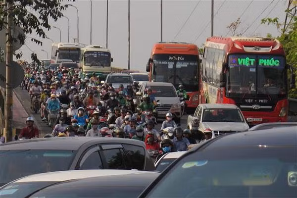 Hàng chục ngàn người rời TP.HCM khiến các cửa ngõ kẹt cứng ảnh 1