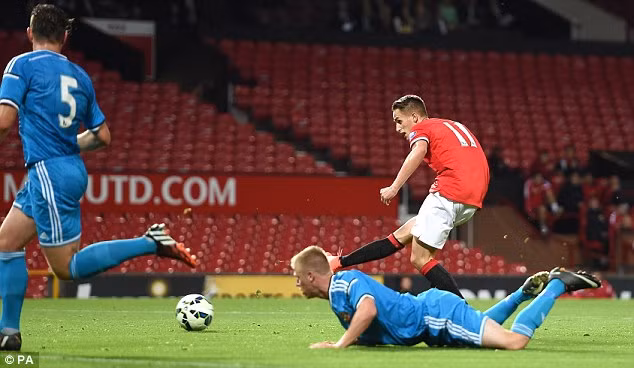Adnan Januzaj tỏa sáng với hat-trick cho Manchester United ảnh 2