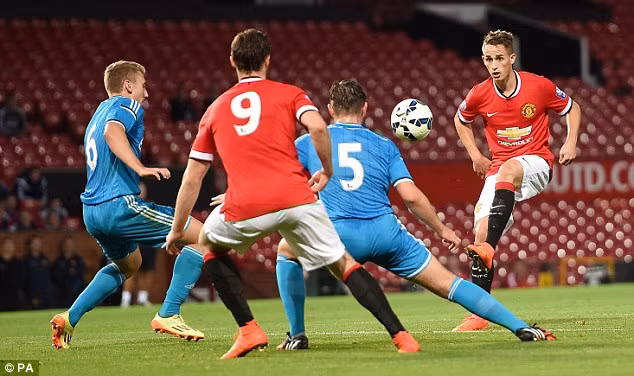 Adnan Januzaj tỏa sáng với hat-trick cho Manchester United ảnh 1