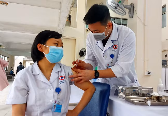 Quảng Ninh huy động tổng lực tiêm vaccine phòng COVID-19 mũi 3 ảnh 1