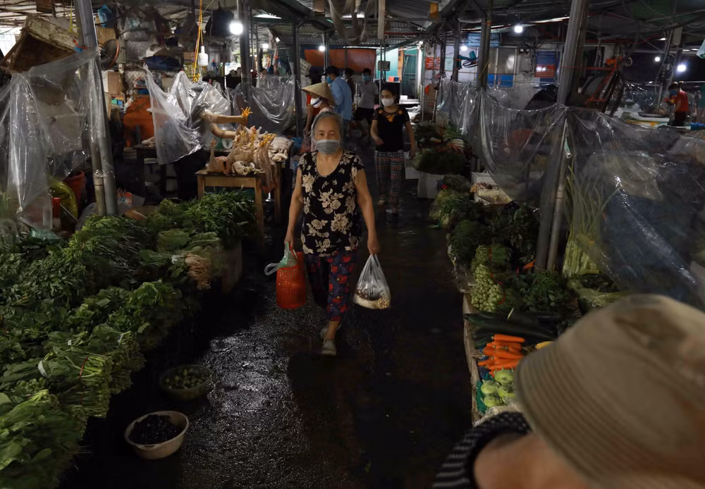 Hà Nội: Hàng hóa dồi dào khi trở lại trạng thái bình thường mới ảnh 1