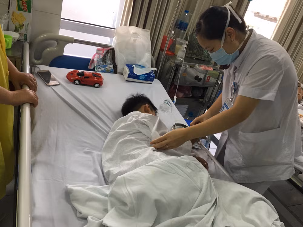 Hà Nội: Bé trai 7 tuổi bị chó nhà nuôi cắn đứt rời môi ảnh 1