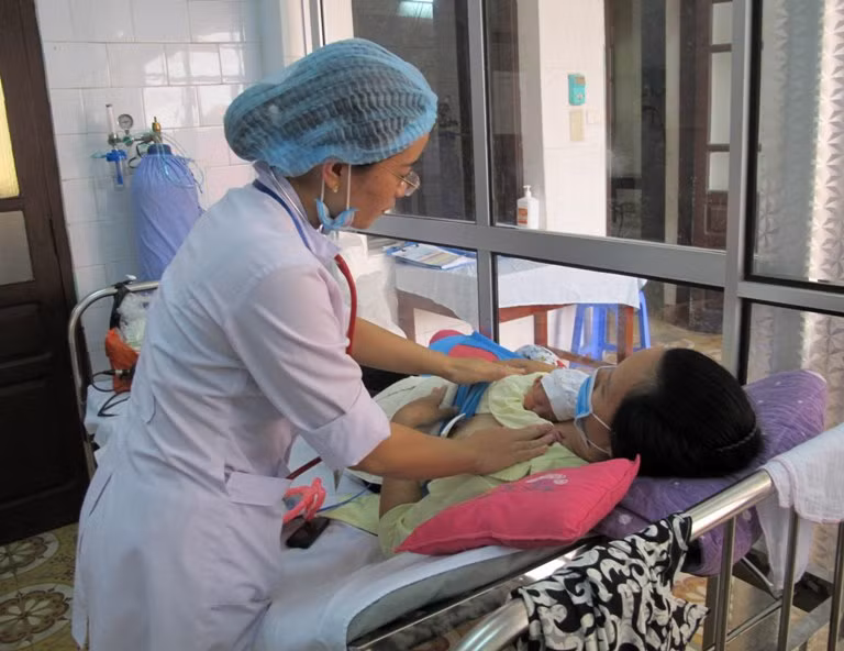 73% trẻ mới sinh ở Việt Nam được ăn sữa mẹ sớm sau sinh ảnh 1