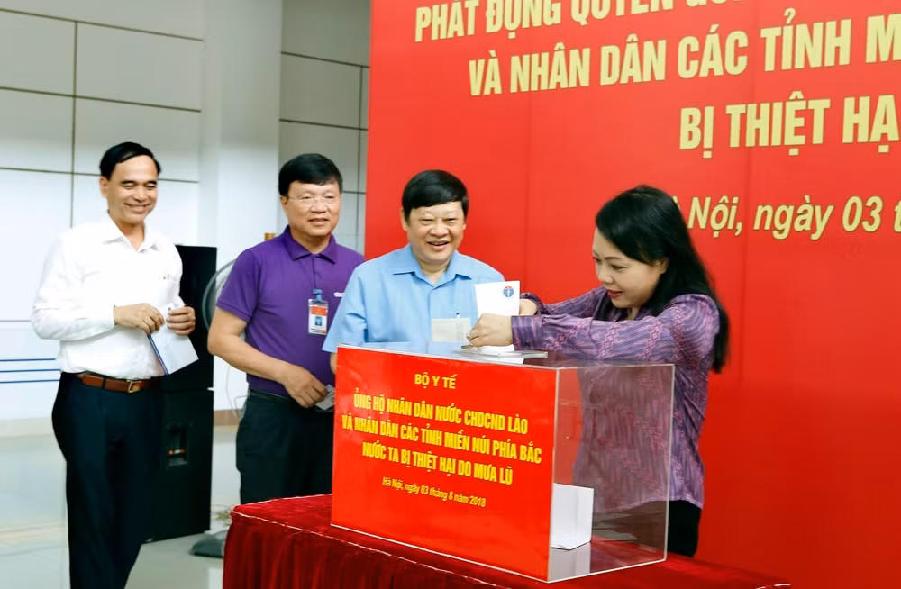 Bộ Y tế quyên góp ủng hộ nhân dân Lào và người dân vùng lũ ảnh 1