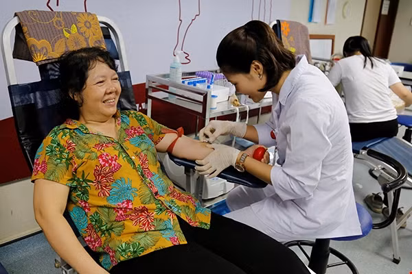 Hàng trăm người dân đến Viện huyết học hiến máu nhóm O ảnh 1