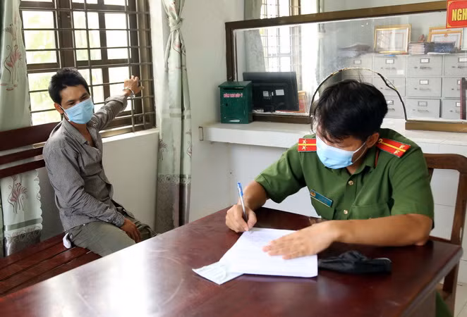 Tạm giữ hình sự đối tượng nghiện ma túy, tông xe vào chốt kiểm dịch ảnh 1
