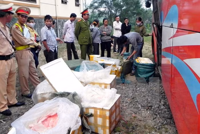 Bắt xe ôtô khách chở 600kg mèo đông lạnh không rõ nguồn gốc ảnh 1