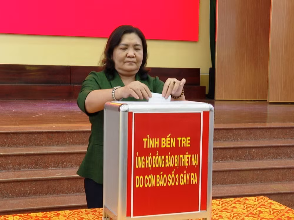 TTXVN_1109 Quang ngai ung ho bao lu.jpg