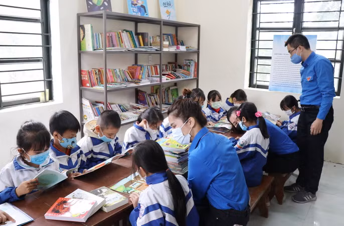 Thái Nguyên: Đưa Tủ sách Đinh Hữu Dư về với học sinh ở ATK Định Hóa ảnh 1