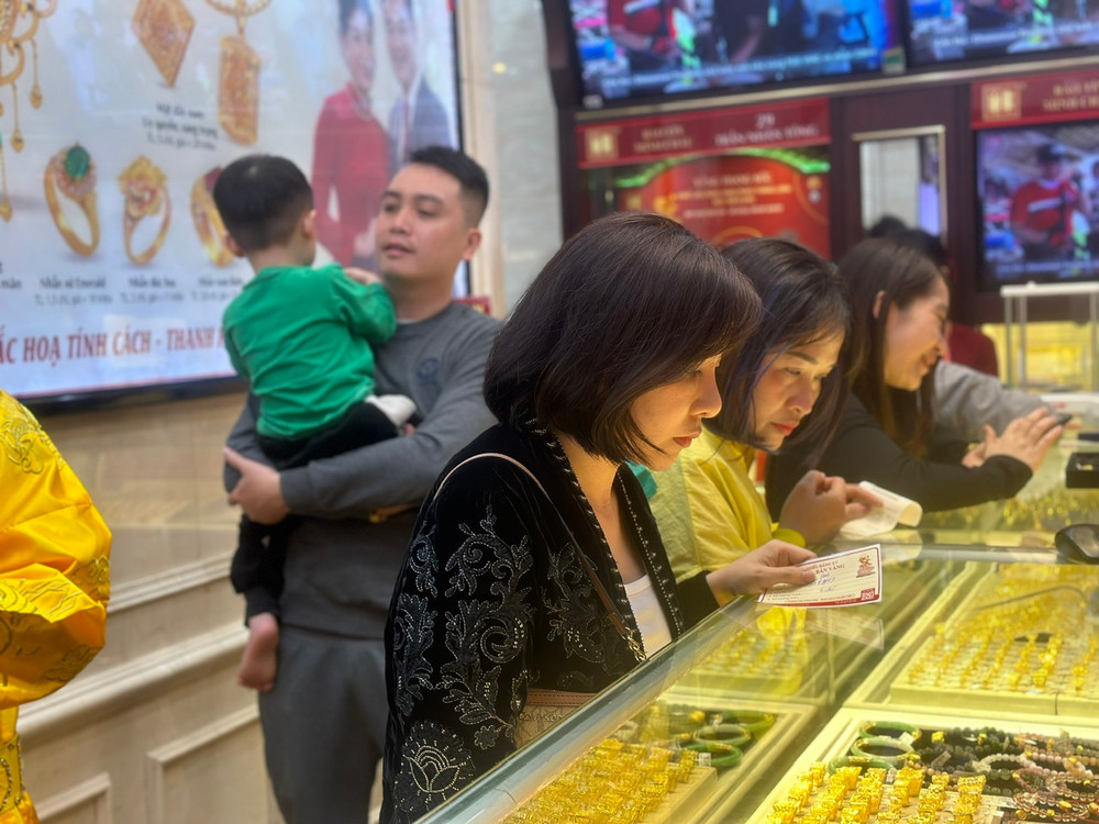 Giá vàng miếng và nhẫn cùng tăng 400.000 đồng theo đà thế giới | Vietnam+  (VietnamPlus)