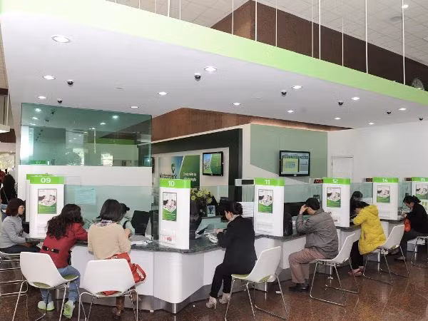 Dòng tiền nhàn rỗi vẫn chảy mạnh vào ngân hàng dù lãi suất xuống thấp ảnh 2