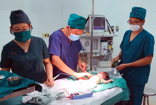Cứu sống bệnh nhi gần 1 tháng tuổi bị teo thực quản hiếm gặp ảnh 1