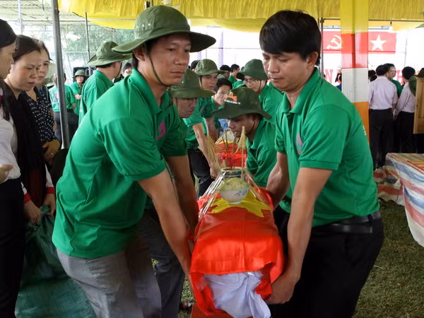 Tỉnh Kon Tum tổ chức truy điệu, an táng 17 hài cốt liệt sỹ ảnh 1