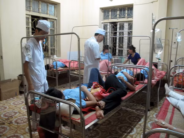 Hơn 70 công nhân ở Ninh Bình nhập viện vì món thịt gà rang ảnh 1