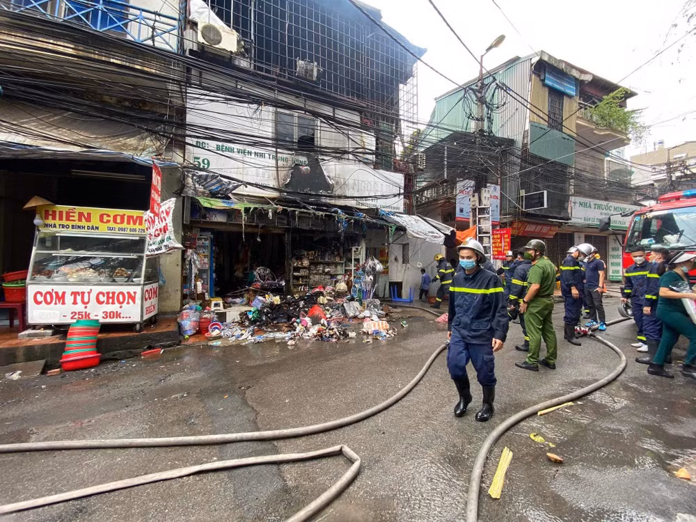 Hà Nội: Kịp thời dập tắt đám cháy lớn ở phố Đê La Thành ảnh 1