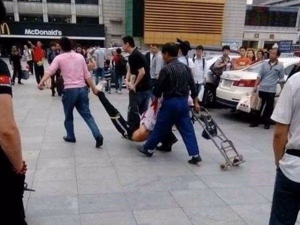 Trung Quốc: Tấn công bằng dao ở quán karaoke, 8 người bị thương ảnh 1