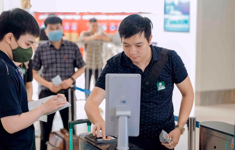 Còn bất cập, vướng mắc khi dùng tài khoản định danh đi máy bay ảnh 1